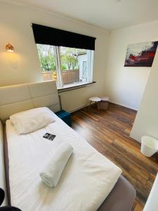 凯夫拉维克Easy Stay的卧室配有白色的床和窗户。
