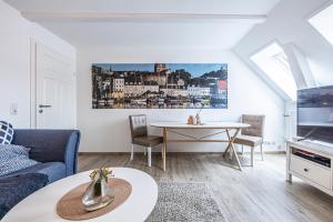 弗伦斯堡fewo1846 - Im Sonnenhof - komfortable 2-Zimmer-Wohnung im Stadtzentrum的客厅配有沙发和桌子