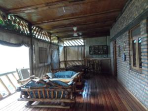 Buhoma Community Haven lodge的一间铺有木地板并配有几张床的客房
