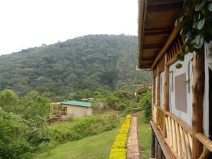 Buhoma Community Haven lodge的山景度假屋