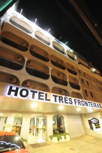 伊瓜苏柴思芙蓉特瑞斯酒店的建筑一侧有标志的酒店