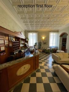 佛罗伦萨吉里欧酒店的大房间设有棋盘地板和大堂