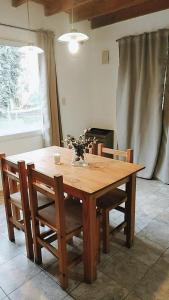 本塔纳山村Departamentos Ventana的餐桌、椅子和木桌