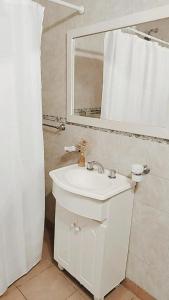 本塔纳山村Departamentos Ventana的白色的浴室设有水槽和镜子