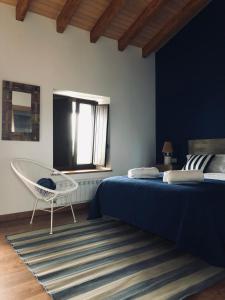 拉斯特雷斯Tela Marinera的卧室配有床、椅子和窗户。