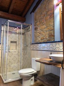 拉斯特雷斯Tela Marinera的带淋浴、卫生间和盥洗盆的浴室