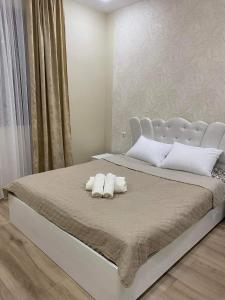巴统MT House的一间卧室配有一张带两个枕头的床