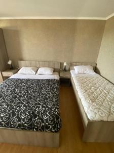 索科矿泉村Vidikovac的一间卧室设有两张床和两个床头柜