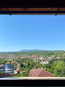 索科矿泉村Vidikovac的从窗户可欣赏到城市美景