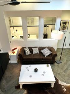 法兰西堡Casa Hugo - Guest Suites的带沙发和咖啡桌的客厅