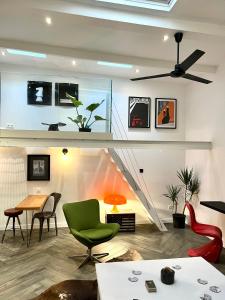 法兰西堡Casa Hugo - Guest Suites的客厅设有楼梯和绿椅