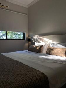 伊瓜苏伊瓜苏快捷酒店的卧室配有一张带两个枕头的大白色床
