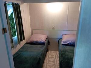 Faux-la-MontagneMOBIL HOME的小型客房 - 带2张床和窗户