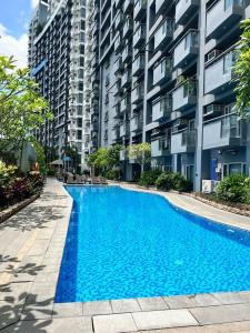 马尼拉Spacious 1 bedroom unit in Araneta Center Cubao的大楼前的大型蓝色游泳池