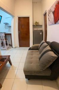 NdanguLOPE HOMESTAY的客厅配有沙发和桌子
