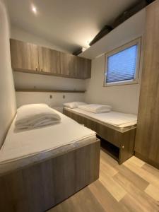 HeusdenVilletta Verde的小型客房 - 带2张床和窗户