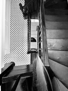 法兰西堡Casa Hugo - Guest Suites的楼梯上带长凳的楼梯间