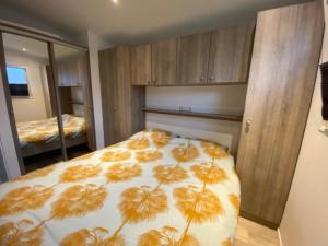 HeusdenVilletta Verde的一间卧室配有一张带橙色和白色毯子的床