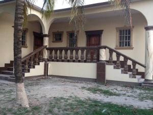 奥兰治沃克Banyan Rose的房屋前方有楼梯和棕榈树
