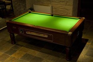 泰恩河畔纽卡斯尔艾尔巴特罗斯旅馆的一张带绿色布的台球桌
