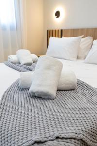 米里纳RAFKON Luxury Apartments - Myrina的两张床,上面有白色毛巾