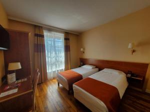 布雷斯特沃班酒店的酒店客房设有两张床和窗户。