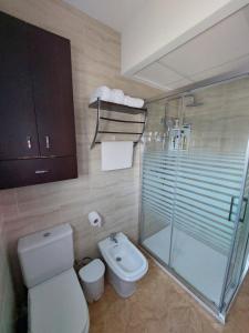 圣佩德罗-德尔皮纳塔尔Habitación bonita的一间带卫生间和玻璃淋浴间的浴室