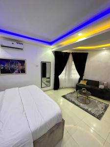 拉各斯Primal Msquare Apartment Ikoyi的卧室配有一张白色的大床和一张沙发。