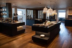 塞斯托Hotel Royal und Ferienhaus Annabel的餐厅设有柜台,展示食物