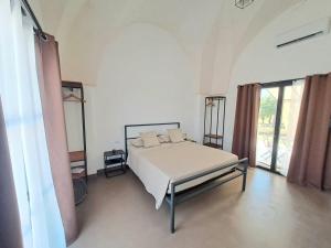 纳尔多Casina Pompiliano的白色的卧室设有床和窗户