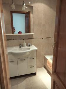 卡拉米尼亚尔镇APARTAMENTO BEATRIZ的浴室配有盥洗盆、镜子和浴缸