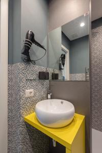 卡里尼Sweet Sicily Apartments的浴室设有白色水槽和镜子