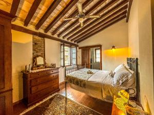 皮耶韦城Agriturismo Dandelion的一间卧室设有一张床、一个梳妆台和天花板