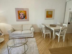 格拉茨Apartment Zum Dom的客厅配有沙发和桌子