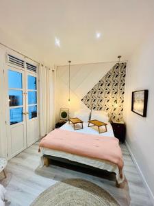 法兰西堡Casa Hugo - Guest Suites的一间带两张床的卧室和一个酒窖