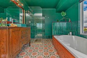 Arcadia Beachfront Retreat的一间浴室