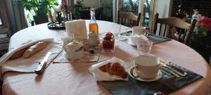 Parçay-les-PinsLe Clos des Roses的桌子,带桌布,面包和咖啡杯