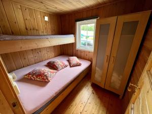 SoknedalGullvåg Camping Nyberg的小屋内的小房间,配有双层床