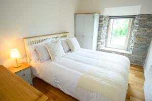 基拉尼Killarney Old School Road sleeps 6的卧室配有一张大白色床和窗户