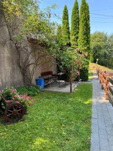 索瓦塔Casa Dan的草地上种有长凳和鲜花的花园