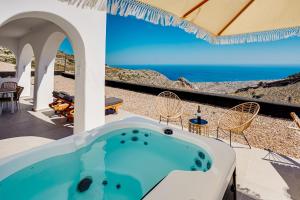 皮尔戈斯Acria Villas的海景天井上的热水浴池