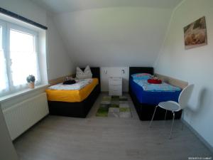 弗雷门Ferienwohnnung Kathrin的小型客房 - 带2张床和窗户