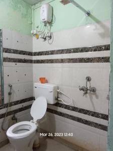 阿格拉Superinn home stay& guest house的一间位于客房内的白色卫生间的浴室