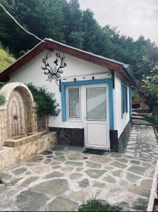 ArdinoCozy Home in Ardino的一个小房子,设有门和石头庭院