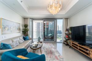 迪拜Spectacular Views of Burj & Fountain - 2 BR的带沙发和大电视的客厅