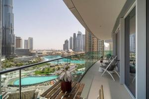 迪拜Spectacular Views of Burj & Fountain - 2 BR的市景阳台
