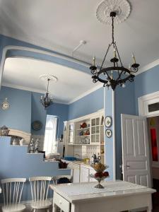 卢索Vila Aurora的厨房配有桌子和吊灯。