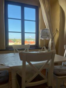 莱沃恰Residence Spillenberg Bridal Suite - Svadobna cesta的一间带桌椅和窗户的用餐室