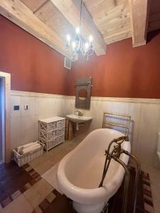莱沃恰Residence Spillenberg Bridal Suite - Svadobna cesta的带浴缸和盥洗盆的浴室
