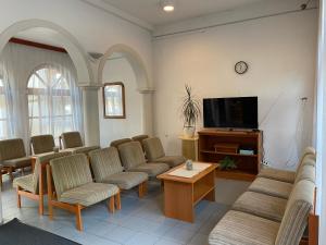 希欧福克希奥旅舍的一间设有椅子和平面电视的等候室
